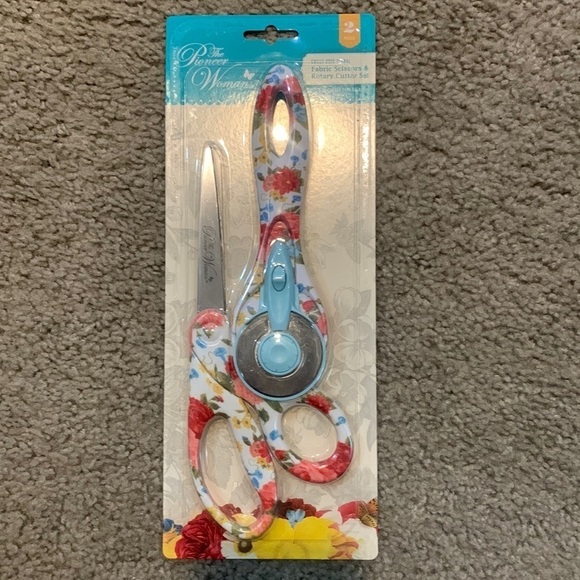 The Pioneer Woman Sweet Rose 45mm Rotary & 8" Fashion Scissors Set: New - Picture 1 of 7